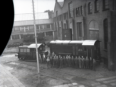 812626 Groepsportret van de onderhoudsploeg van de Centrale Werkplaats van de N.S. te Haarlem bij de diesel-electrische ...